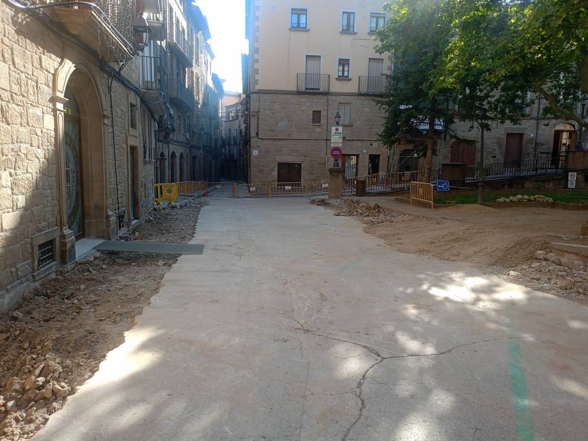 Ja han començat les obres de reurbanització del carrer de Llobera