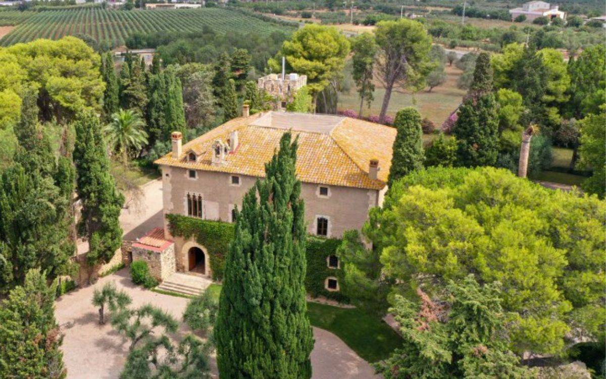 La masia s'ubica a la carretera de Salou. - Pobles de Catalunya