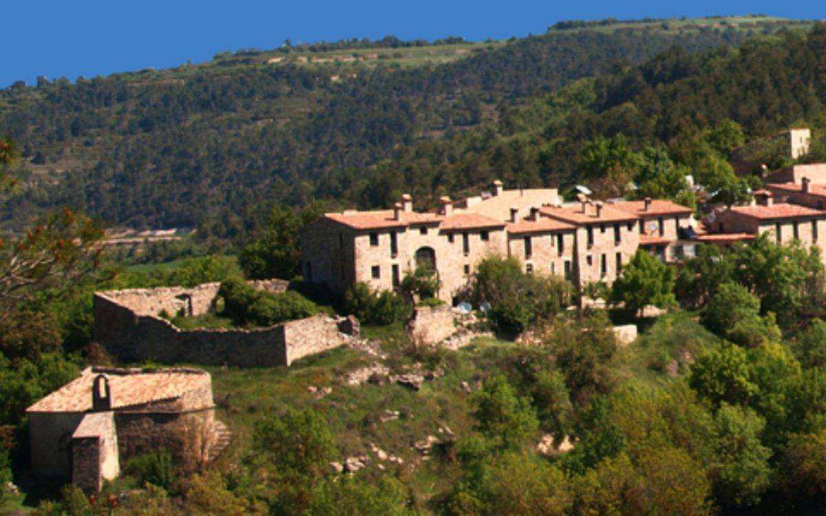 El municipi medieval de la Conca de Barberà on cal treure's la roba per poder passejar-hi