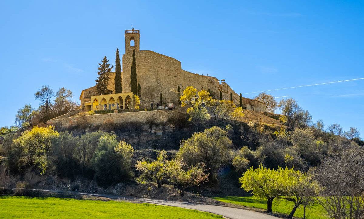 Aquest poble fortificat sembla congelat en el temps: carrers de pedra i muralles intactes