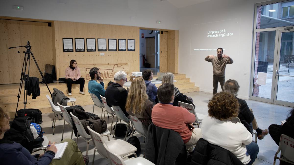 La fórmula per mantenir el català quan et responen en castellà (i fer-ho amb comoditat)
