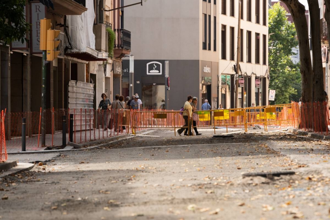 FOTOS | Així estan les obres de la renovació integral de la calçada de la Via Massagué