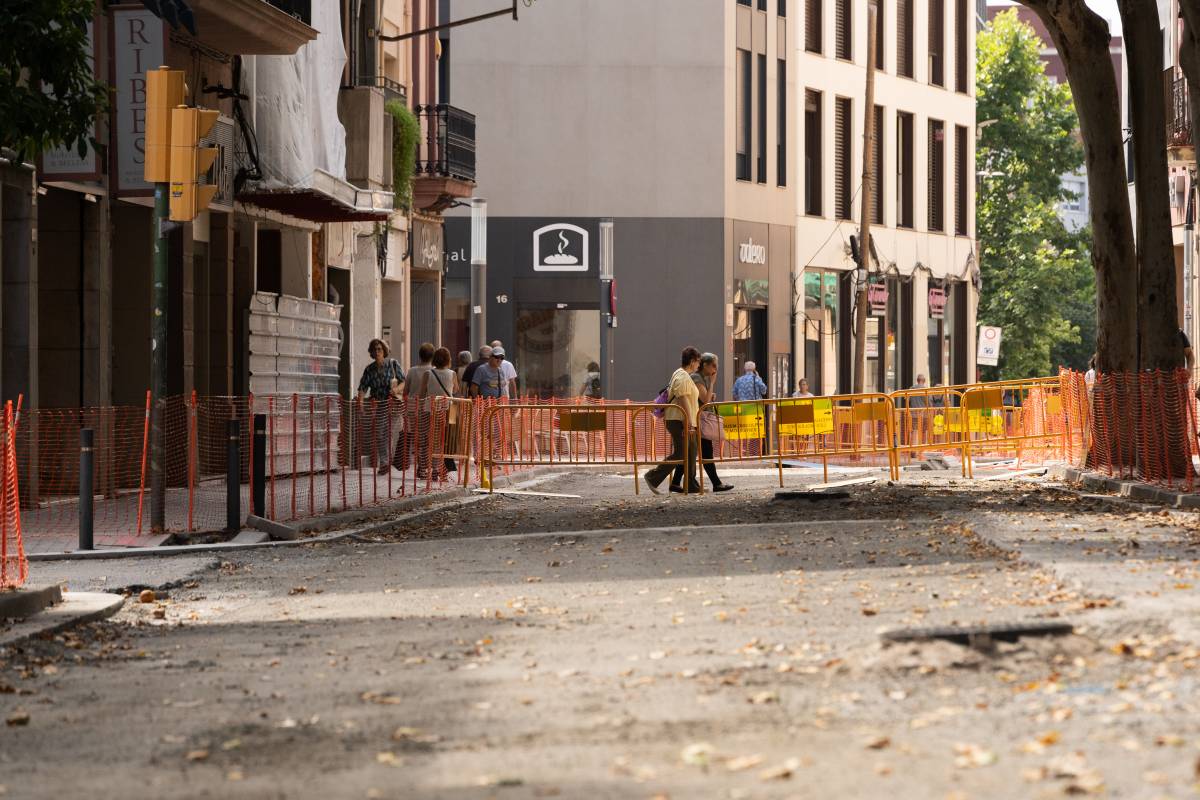 FOTOS | Així estan les obres de la renovació integral de la calçada de la Via Massagué