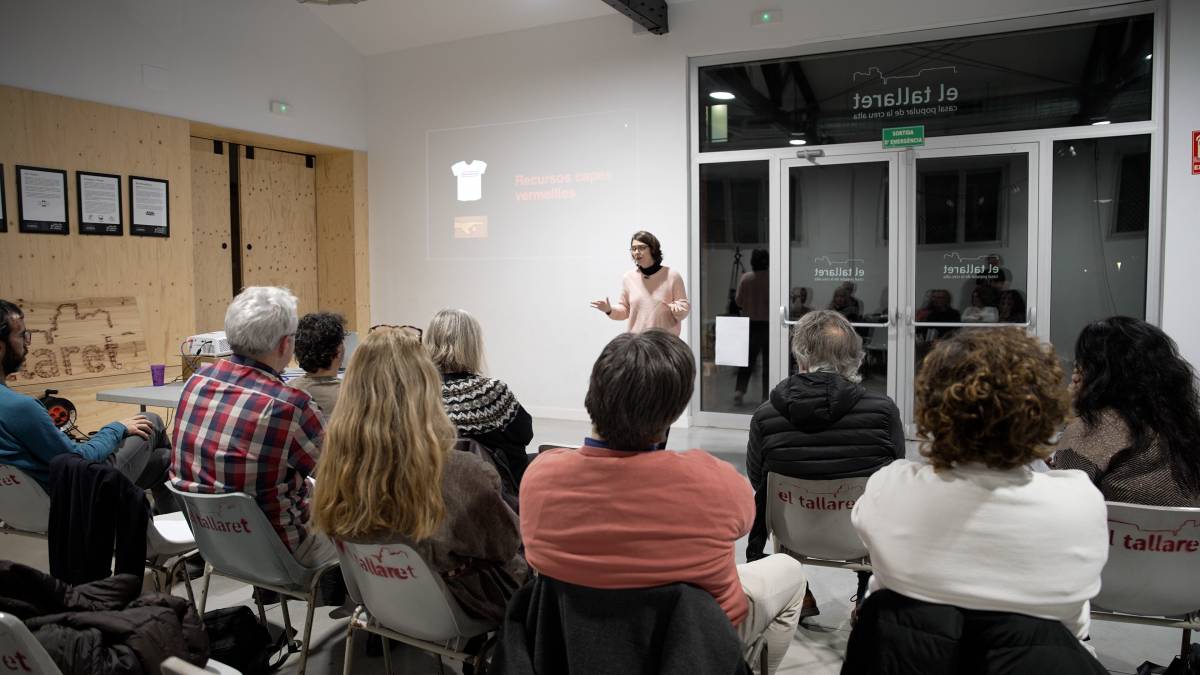 Àstrid Bierge, coordinadora de Tallers per la Llengua, intervenint en un taller - Tallers per la Llengua Àstrid Bierge, coordinadora de Tallers per la Llengua, intervenint en un taller