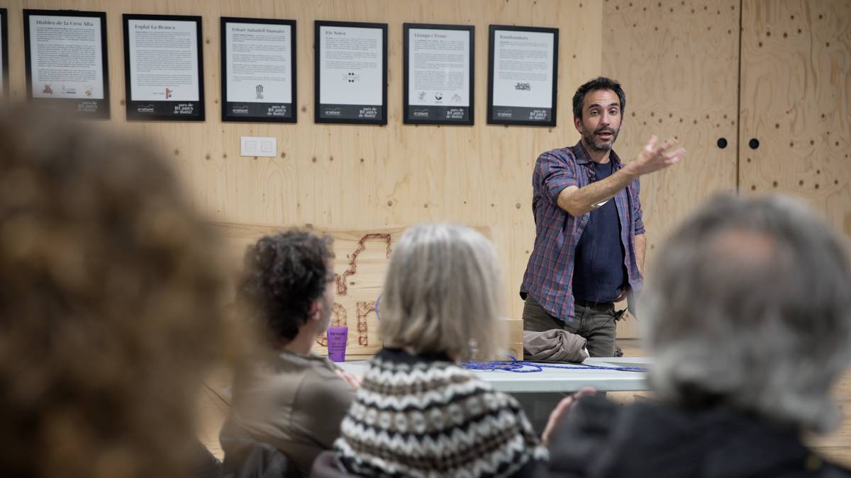 Carles Palau intervenint en un taller - Tallers per la Llengua Carles Palau intervenint en un taller