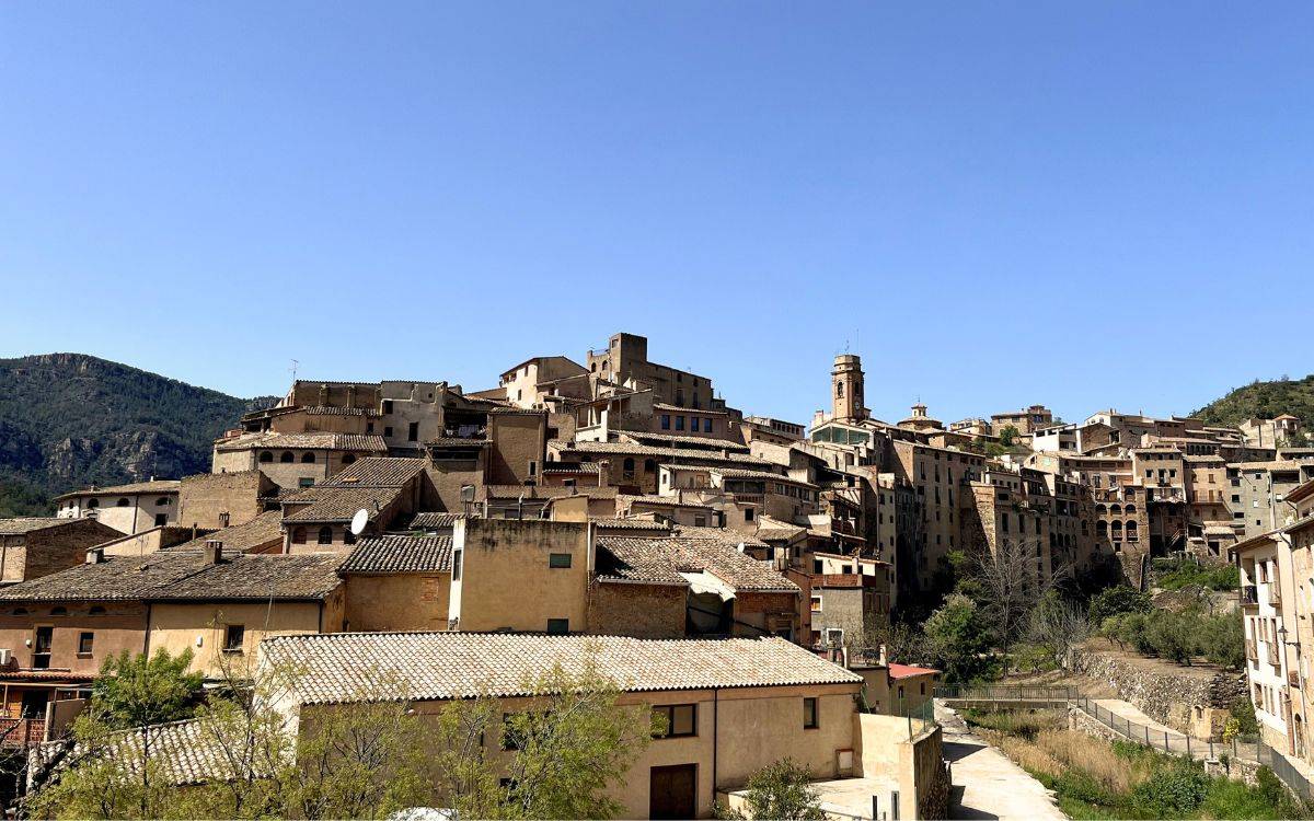 Gran part dels edificis del poble estan construït en la vertical que baixa al barranc. - S.P