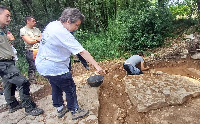 L`arqueòloga Montserrat de Rocafiguera durant una visita al Casol de Puigcastellet, a Folgueroles. - XPN L`arqueòloga Montserrat de Rocafiguera durant una visita al Casol de Puigcastellet, a Folgueroles.