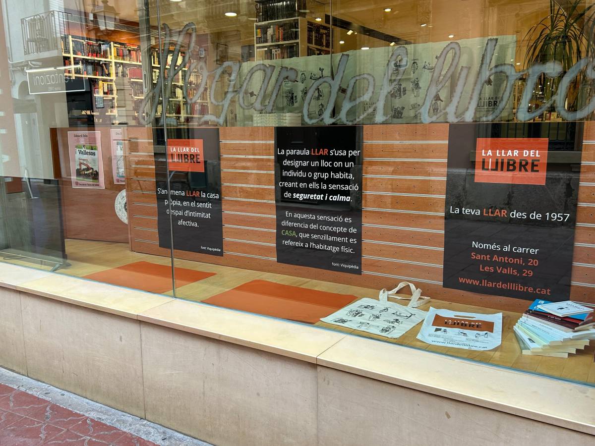 Indirecta de la Llar del Llibre a la Casa del Llibre en el seu aparador?