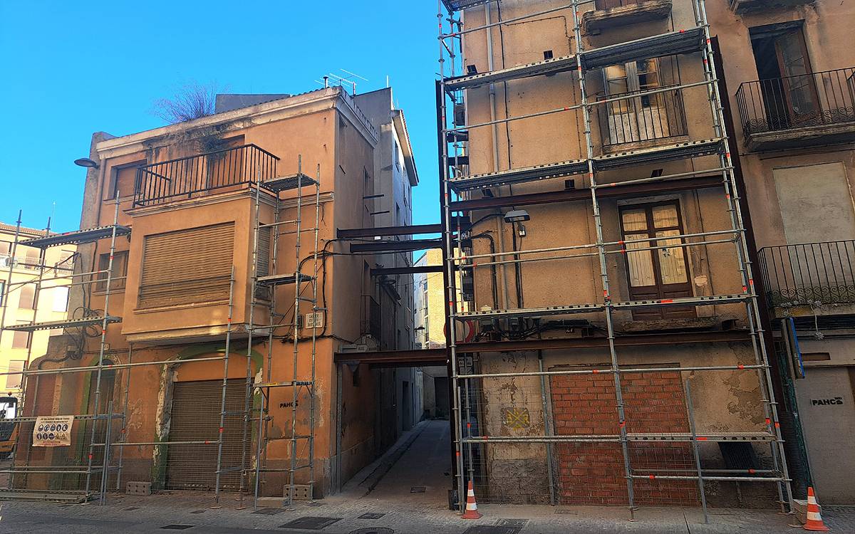 Desallotgen un edifici ocupat al carrer Barreres de Manresa per risc estructural