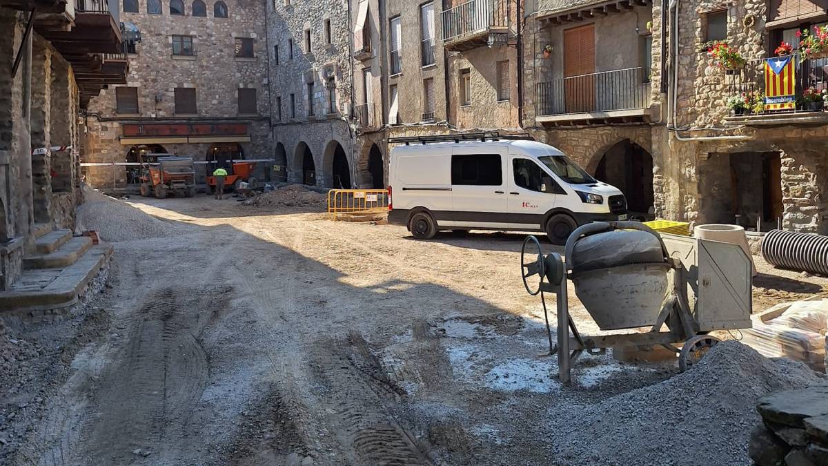 Les obres de la plaça Porxada de Bagà avancen a bon ritme