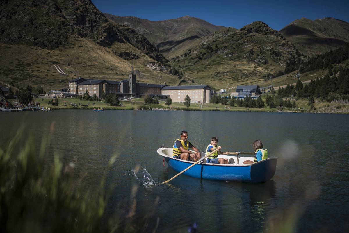 El llac de Núria és accessible en barca o canoa, - Toni Grases El llac de Núria és accessible en barca o canoa,