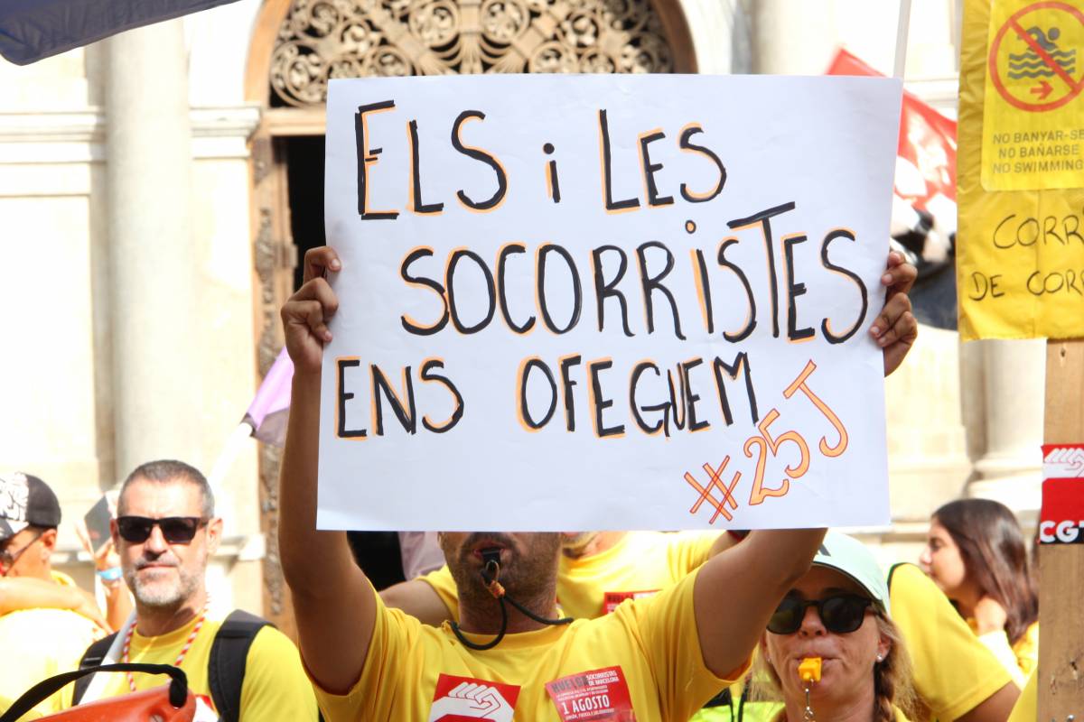 Comença la vaga indefinida dels socorristes: serveis mínims al 50% a les platges de Barcelona