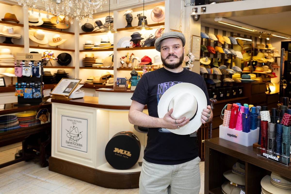 Amb el cap cobert de tradició: el barreter que sobreviu al centre de Barcelona