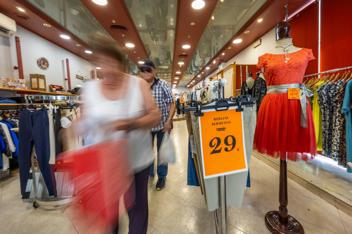 Les rebaixes d’estiu al comerç de Sabadell, pendents del cel i l'assalt digital