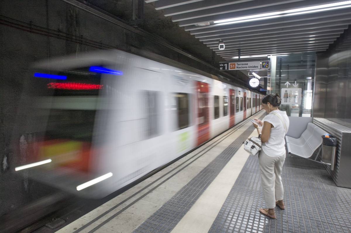 Estació FGC Ferrocarrils Terrassa Vallparadís Universitat - Nebridi Aróztegui Estació FGC Ferrocarrils Terrassa Vallparadís Universitat