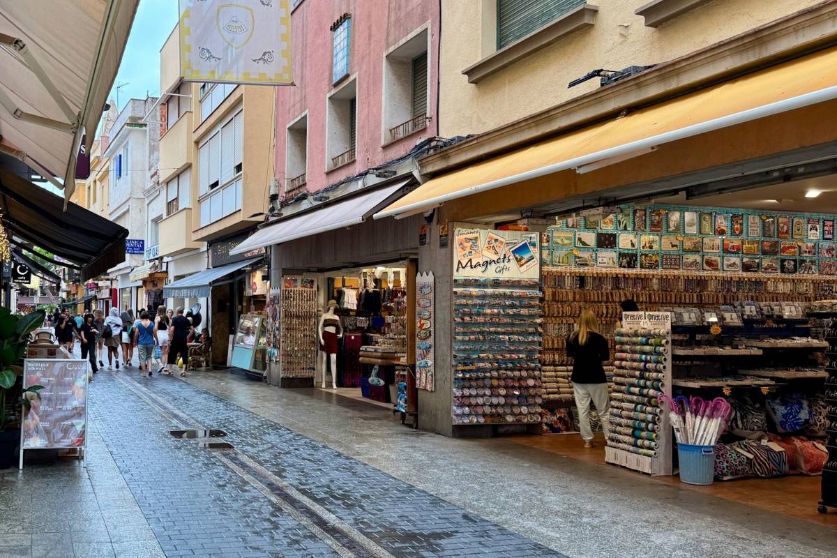 Lloret de Mar suspèn un any l'obertura de nous negocis de souvenirs o manicura al nucli antic