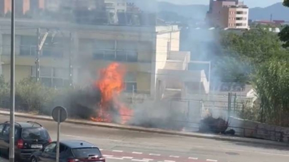VÍDEO | Un incendi al costat de l'estació de Terrassa Est