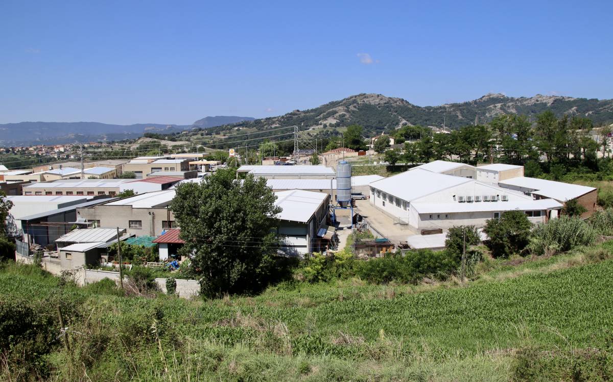 Vista de la zona industrial de Sant Pere de Torelló, amb la majoria de les teulades arreglades i sense amiant. - L.Busquets/ACN Vista de la zona industrial de Sant Pere de Torelló, amb la majoria de les teulades arreglades i sense amiant.