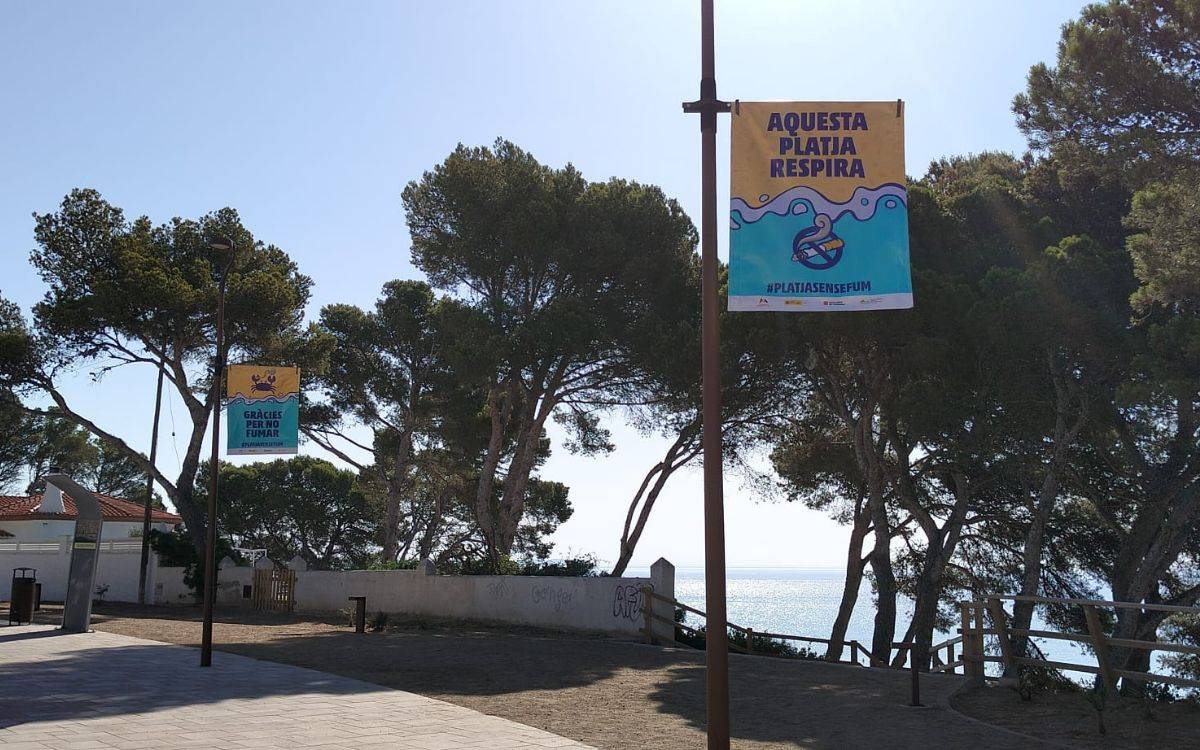 Nova senyalització a les platges de Mont-roig del Camp per impulsar el projecte «Platja sense fum»