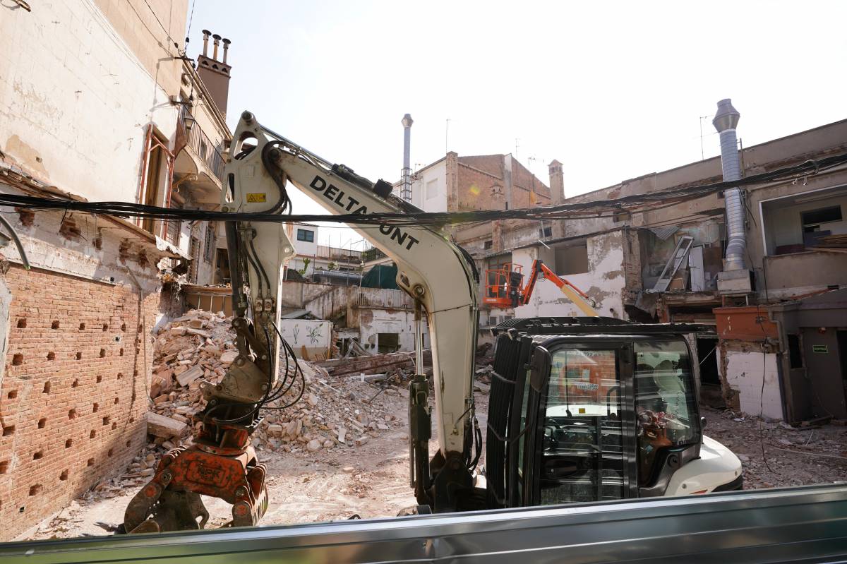 L`edifici del Toc al 2 inicien el procés de demolició - David Chao L`edifici del Toc al 2 inicien el procés de demolició
