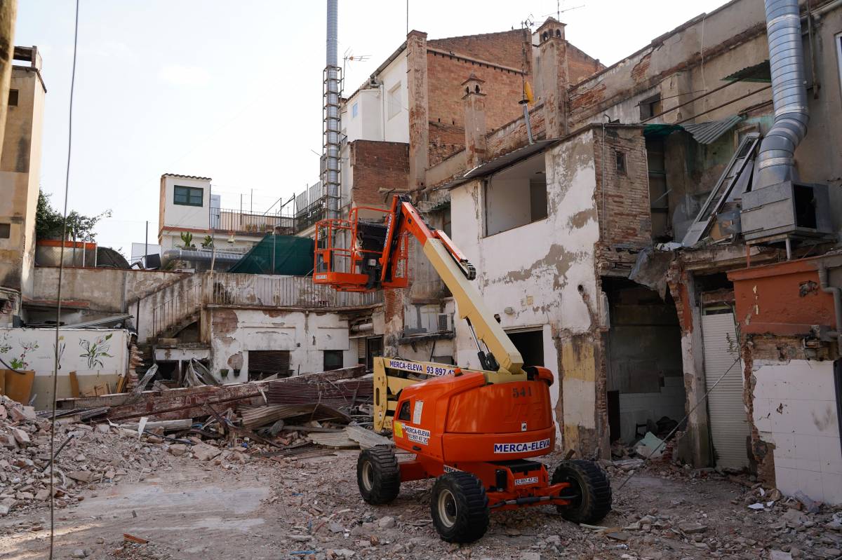 L`edifici del Toc al 2 inicien el procés de demolició - David Chao L`edifici del Toc al 2 inicien el procés de demolició
