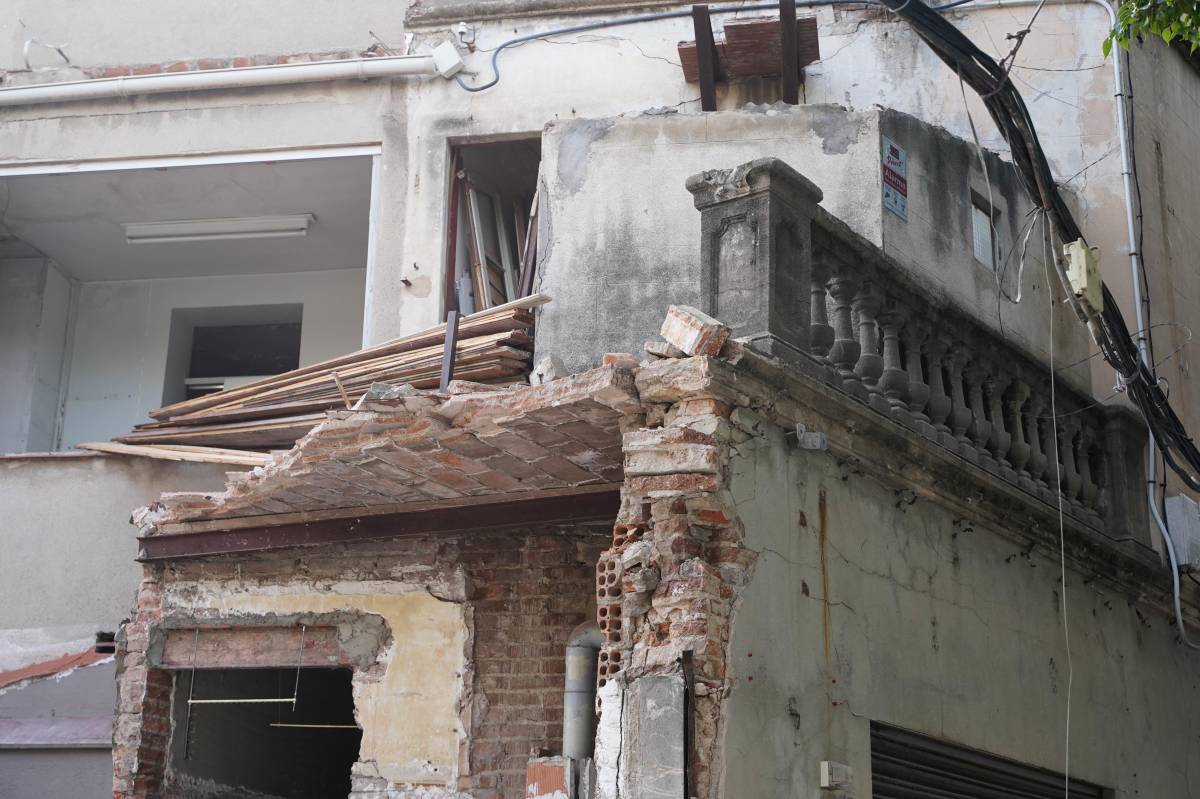 L`edifici del Toc al 2 inicien el procés de demolició - David Chao L`edifici del Toc al 2 inicien el procés de demolició