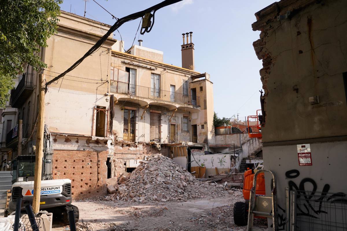 L`edifici del Toc al 2 inicien el procés de demolició - David Chao L`edifici del Toc al 2 inicien el procés de demolició