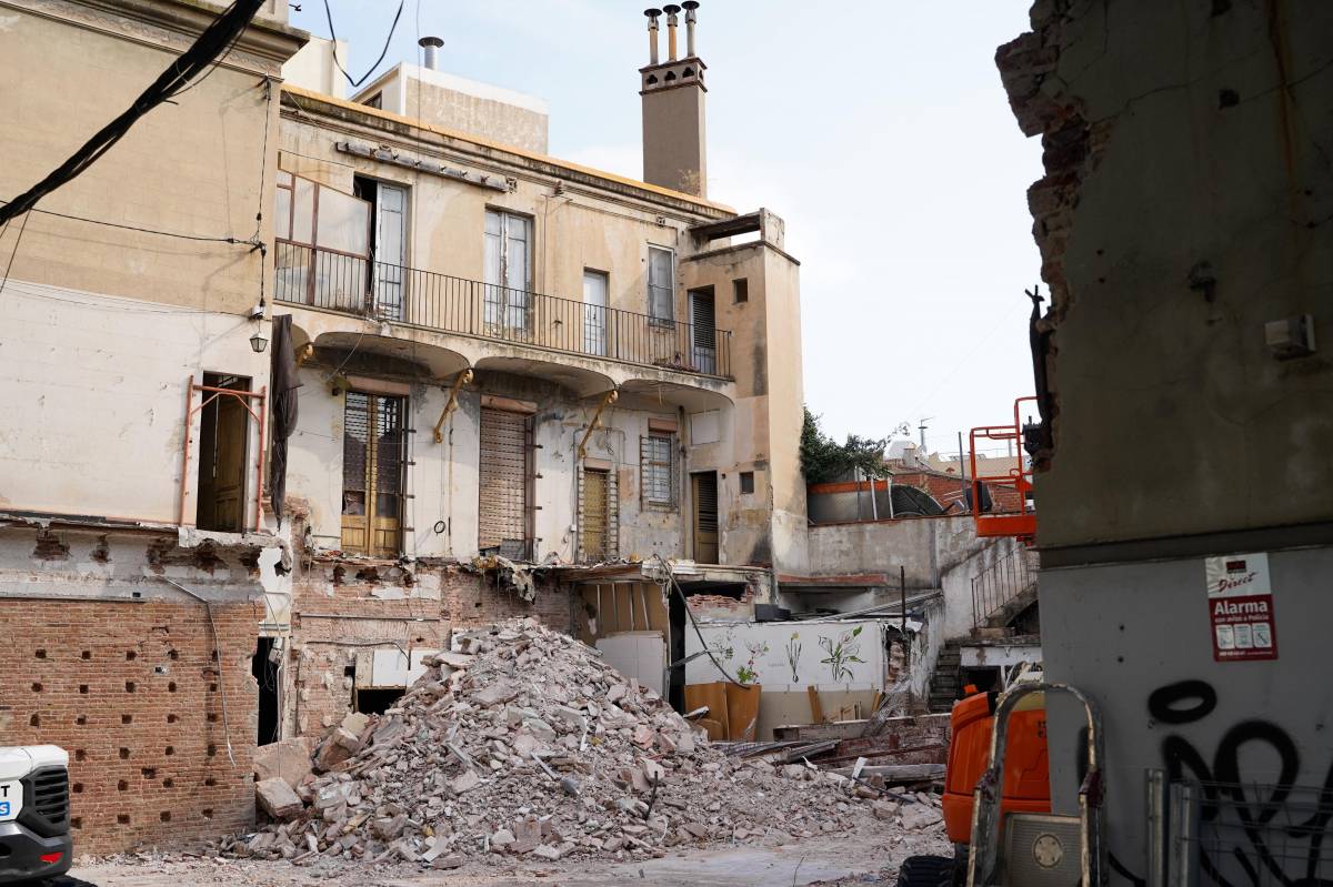 L`edifici del Toc al 2 inicien el procés de demolició - David Chao L`edifici del Toc al 2 inicien el procés de demolició