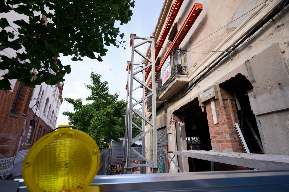 L`edifici del Toc al 2 inicien el procés de demolició - David Chao L`edifici del Toc al 2 inicien el procés de demolició