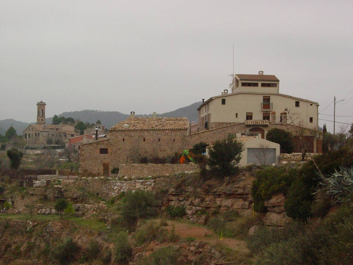 Una ruta pels més intrèpids: ponts de pedra, escales de fusta i un gronxador amb vistes a Montserrat