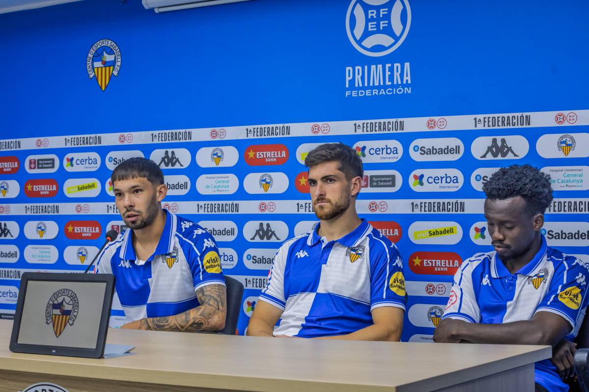 Els tres futbolistes a la sala de premsa - Juanma Peláez