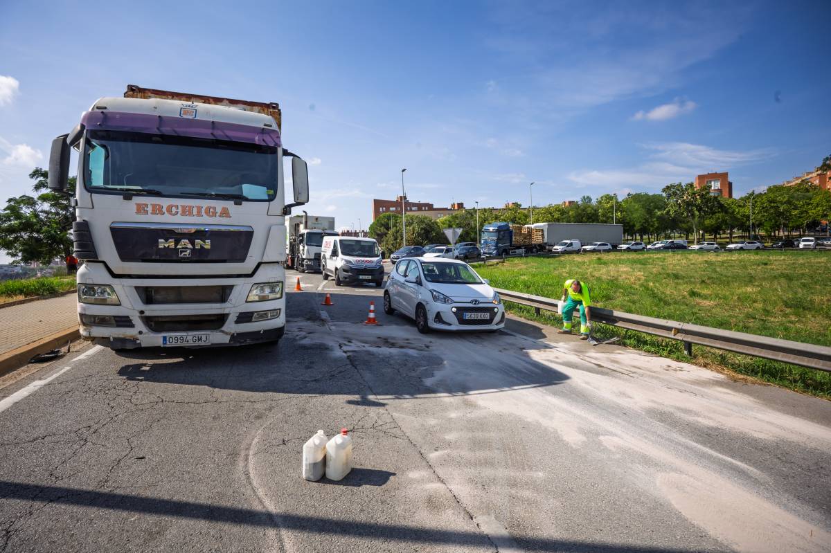 Un accident de trànsit entre dos camions a la B-124 provoca llargues retencions a la sortida de Sabadell