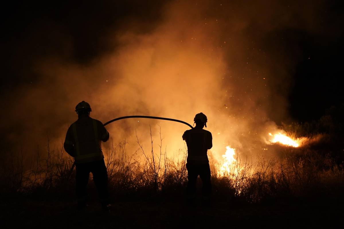 Dos bombers extingint un incendi forestal a Sabadell