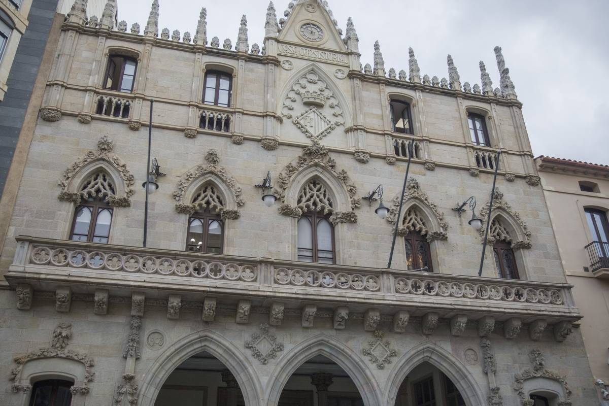 Retiren les banderes de l’Ajuntament per revisar-ne els pals