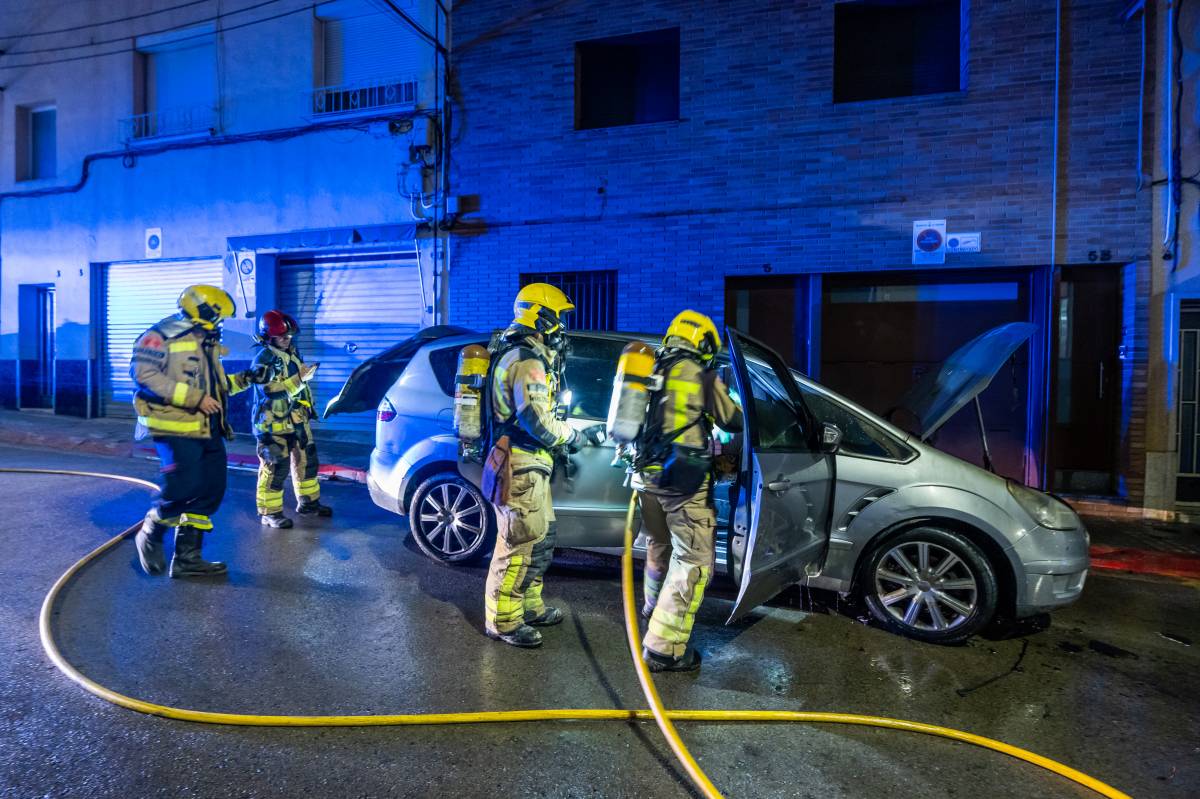 Sorpresa al barri de Can Rull per l'incendi d'un vehicle