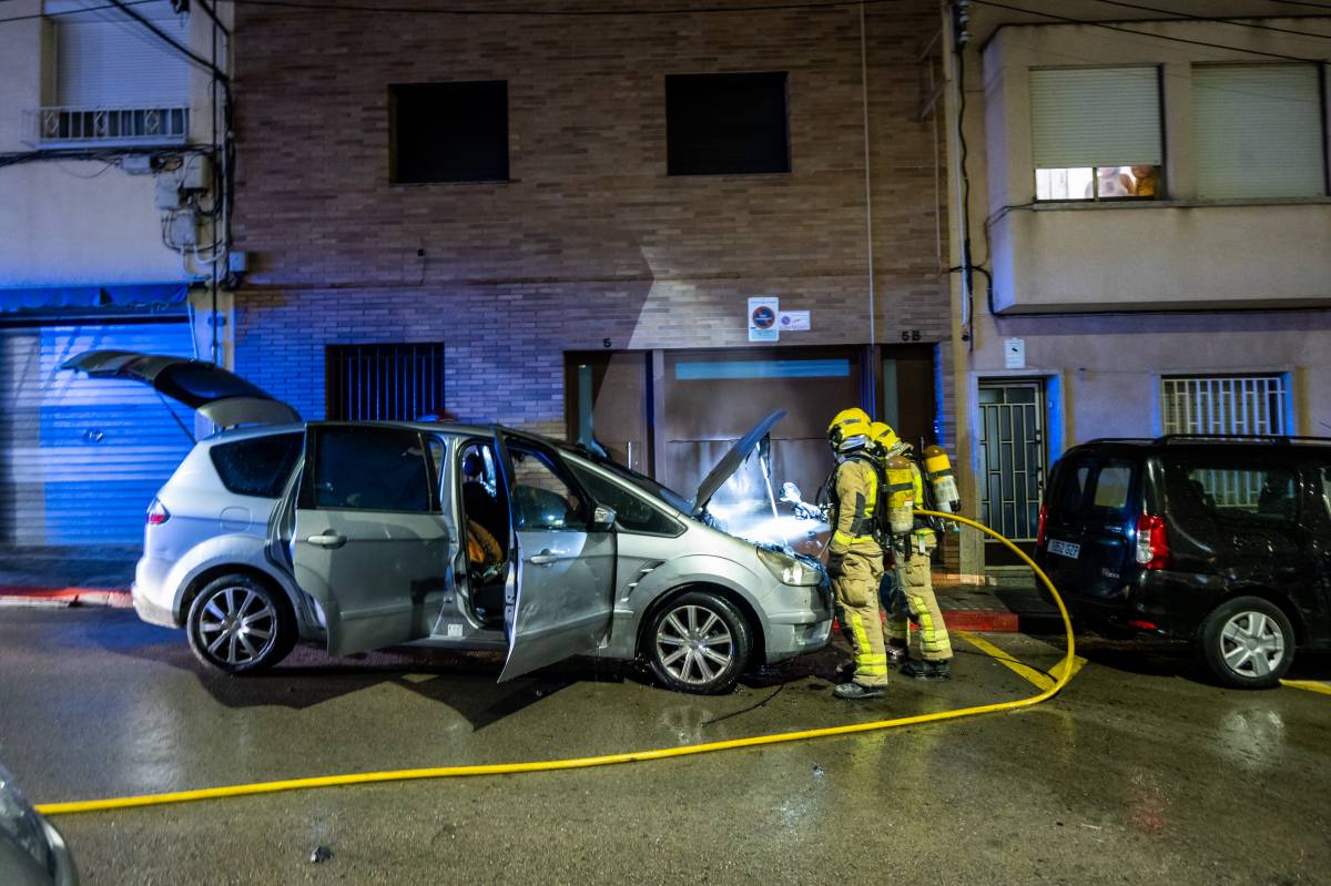 Els bombers extingint l'incendi - Juanma Peláez