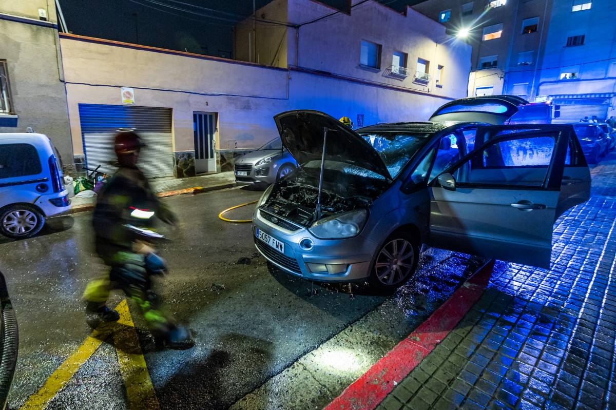 Els bombers extingint l'incendi - Juanma Peláez