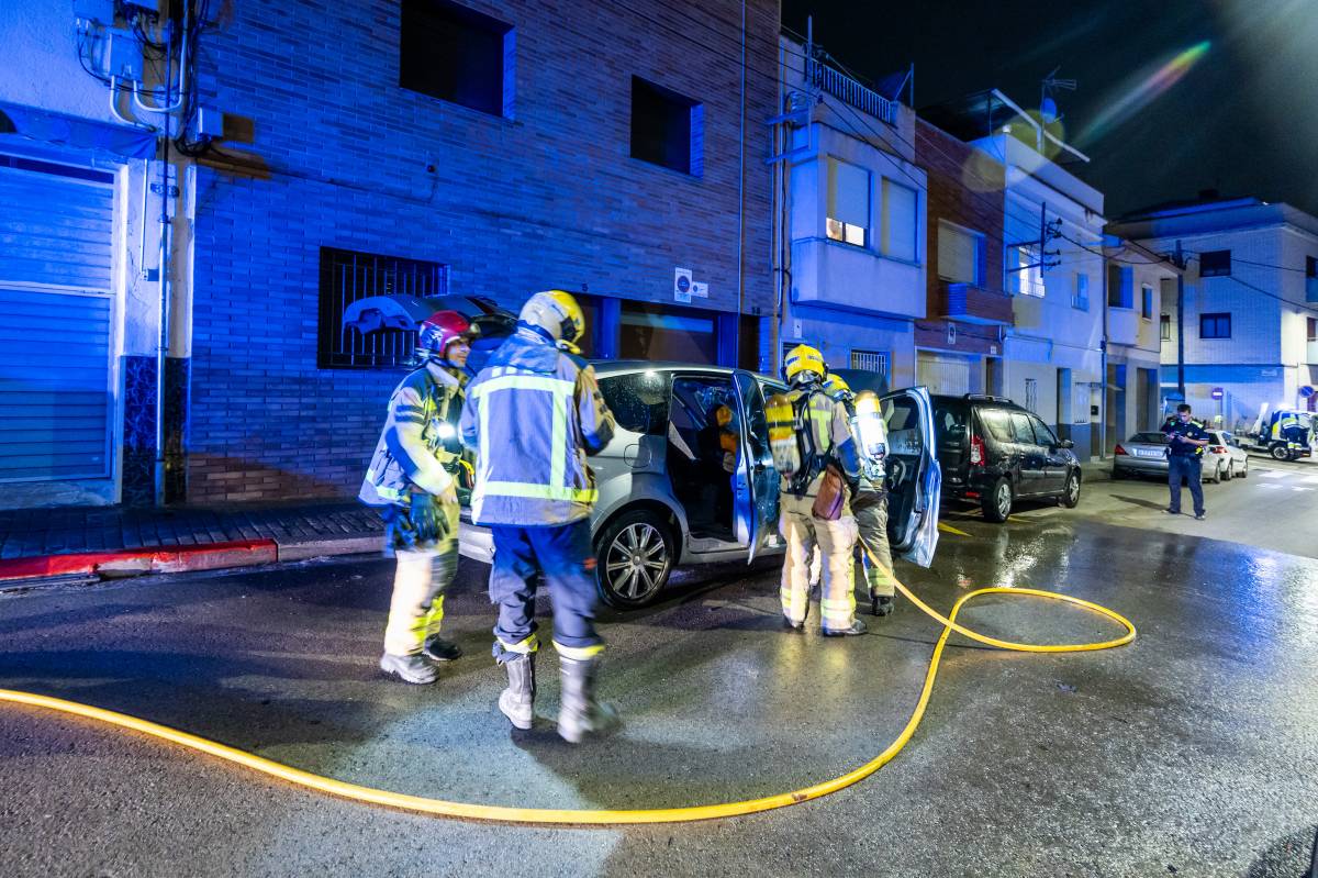 Els bombers extingint l'incendi - Juanma Peláez