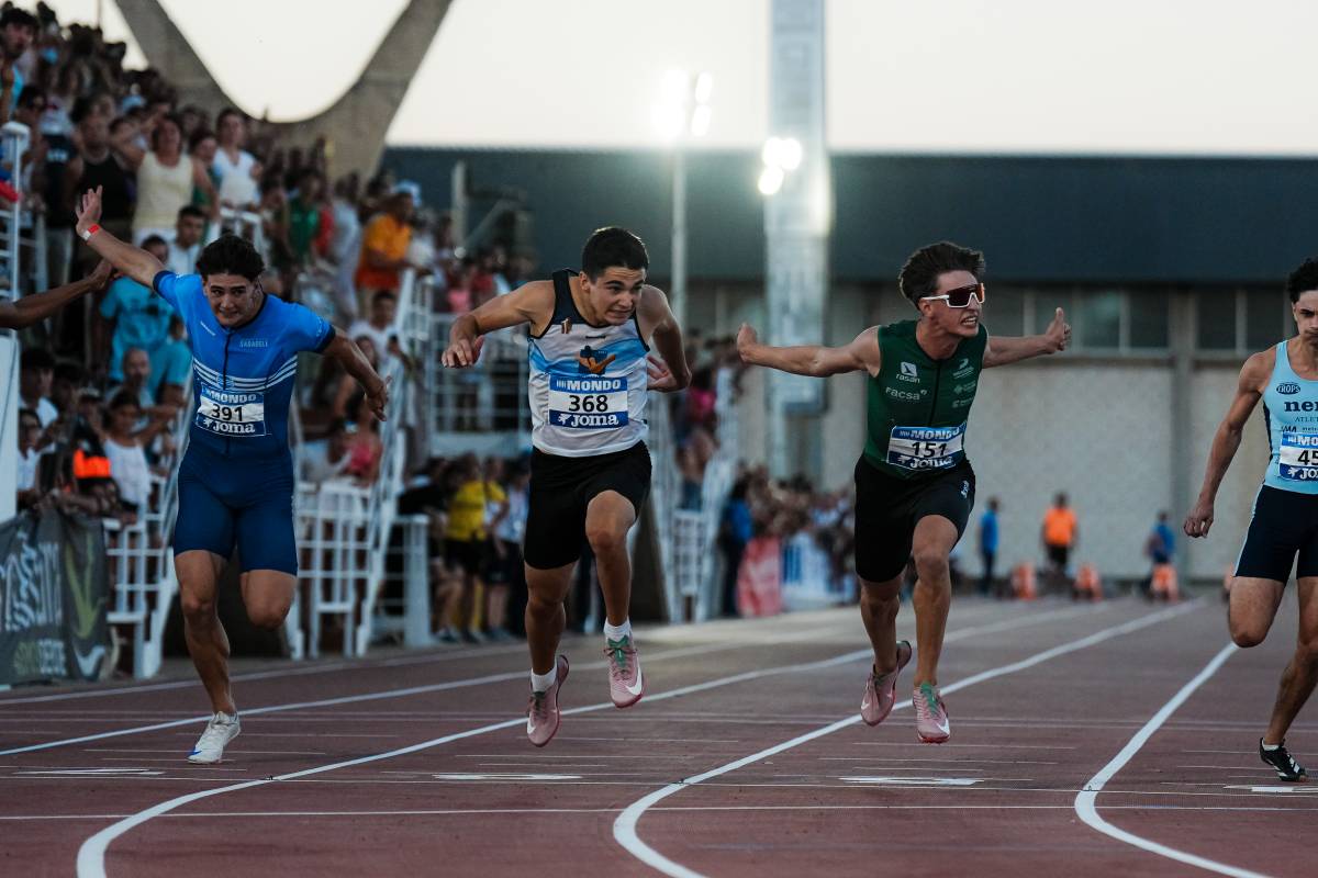 Peula (a l'esquerra), durant els 100 m del campionat estatal - RFEA