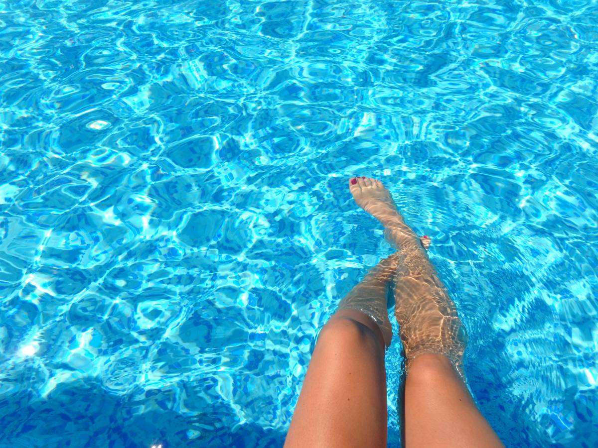 Crema solar i flotadors inclosos: busquen un «tastador de piscines» per 1.850 euros al mes
