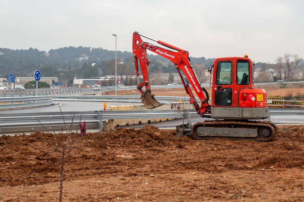 Una excavadora fent feines de reparació al Portal Sud