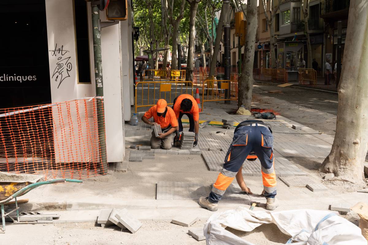 Tres operaris treballant en la renovació de la Via Massagué