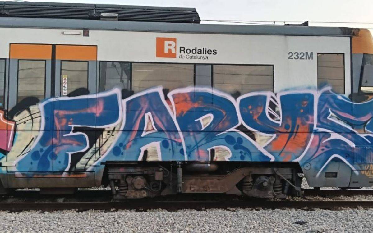 Detinguts al Vendrell quatre joves que pintaven un tren i van fugir per les vies amb la circulació en marxa