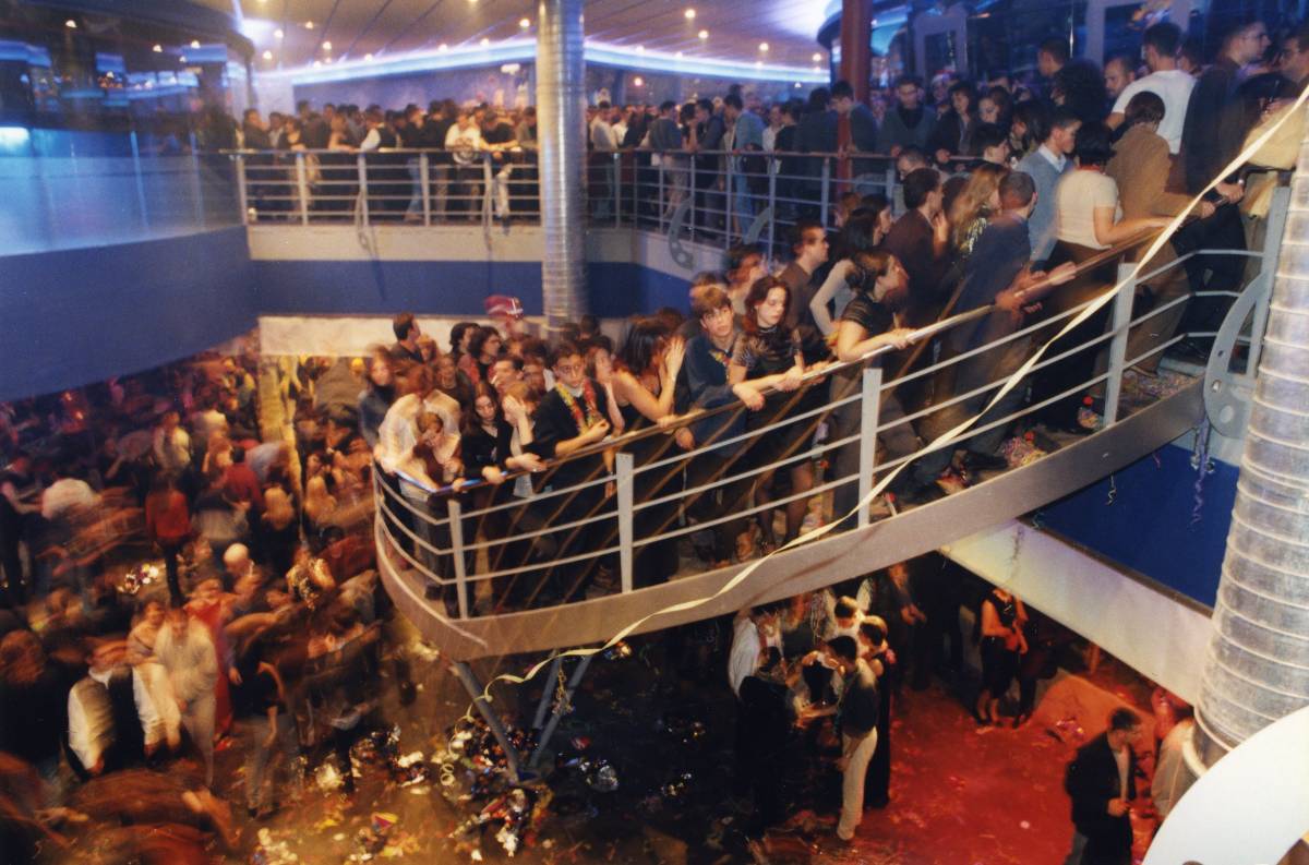 La festa de Cap d’Any del 1999 a Ciutat La Nit, vista des de la zona del discjòquei, plena de gom a gom - Emma Villegas - Arxiu Diari de Terrassa La festa de Cap d’Any del 1999 a Ciutat La Nit, vista des de la zona del discjòquei, plena de gom a gom