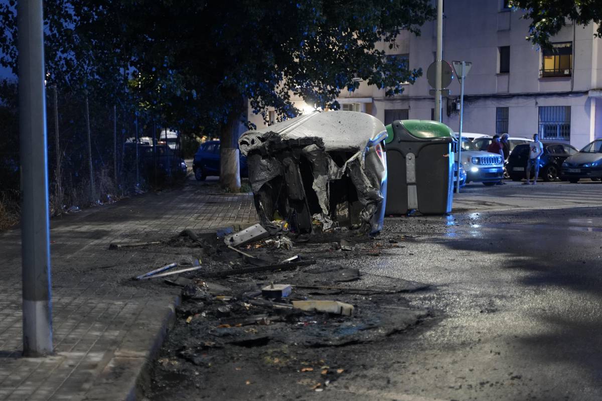 Un incendi provoca una cortina de fum visible des de diversos punts de Sabadell