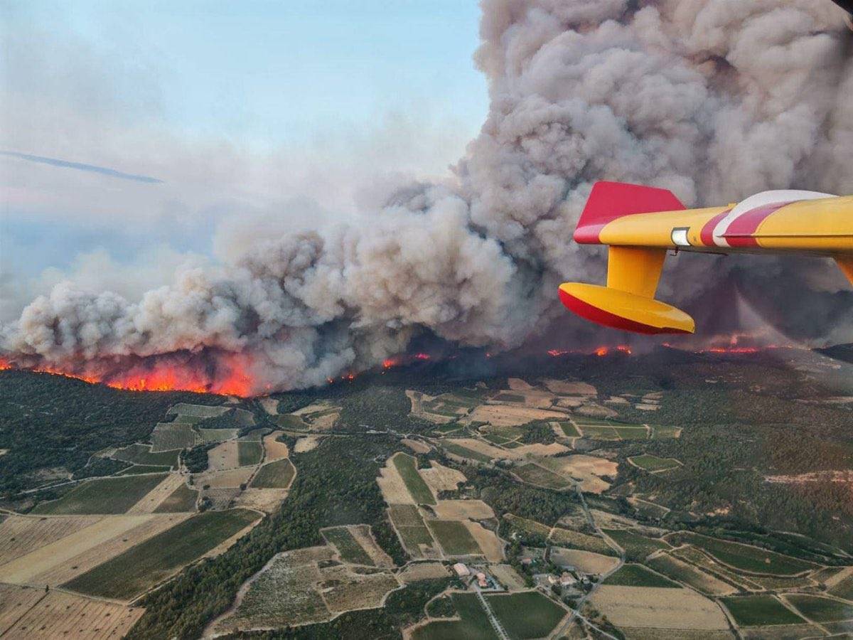 L'incendi a Occitània, descontrolat: ja crema 11.000 hectàrees i deixa un mort