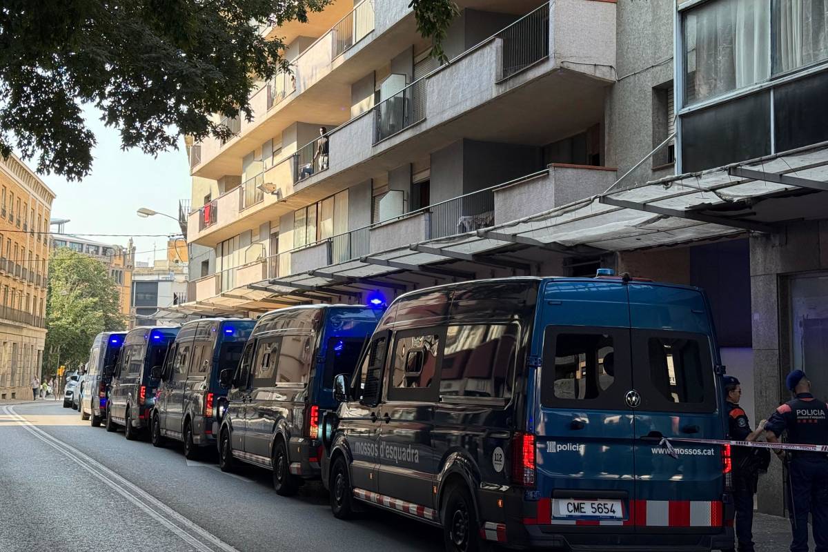 Dos detinguts per possessió de marihuana al desallotjament del bloc de pisos ocupats de la ronda Ferran Puig