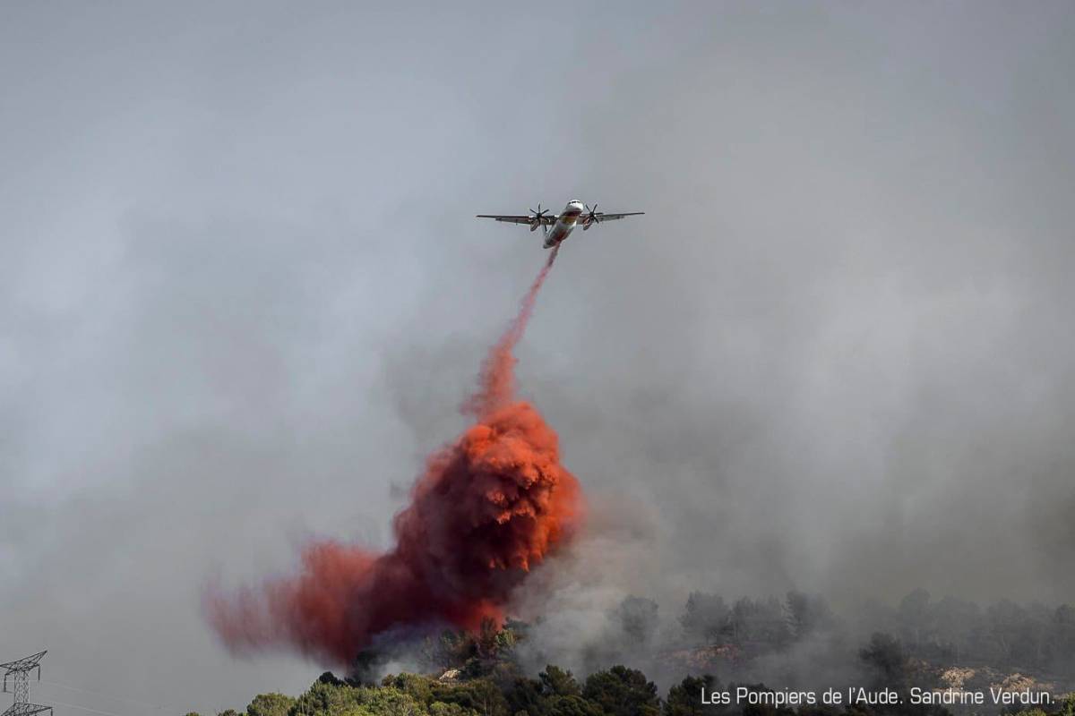 El fum de l'incendi a Occitània arriba fins al Maresme: la població avisa que fa olor de cremat
