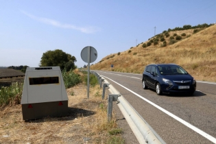 El radar remolc de la DGT que posa 20 multes per minut arriba a Catalunya