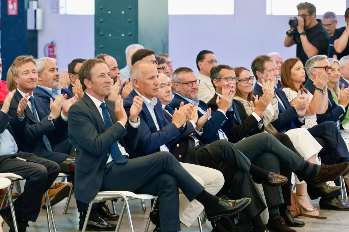Els aplaudiments en el final del primer discurs del president del Banc, Josep Oliu - Juanma Peláez Els aplaudiments en el final del primer discurs del president del Banc, Josep Oliu